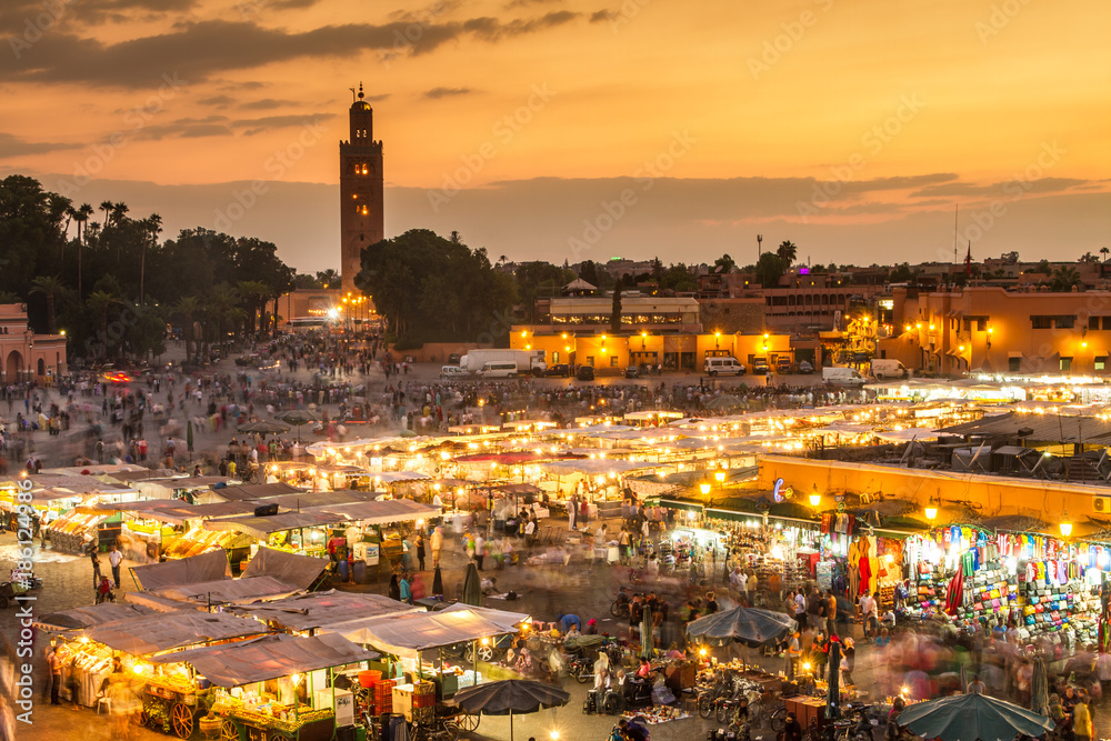 Fototapeta premium Rynek Jamaa el Fna, Marrakesz, Maroko, Afryka Północna. Jemaa el-Fnaa, Djema el-Fna lub Djemaa el-Fnaa to słynny plac i rynek w medynie Marrakeszu.