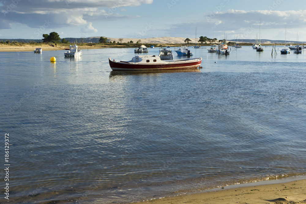 Obraz premium Pinasse devant la dune du Pyla