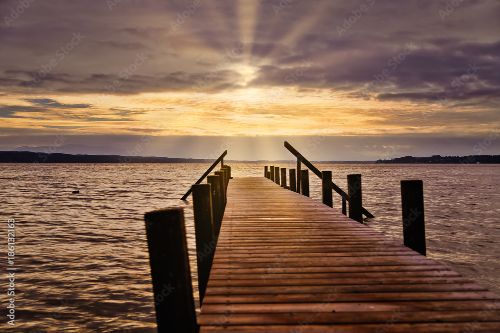 Obraz premium sun rays over the lake