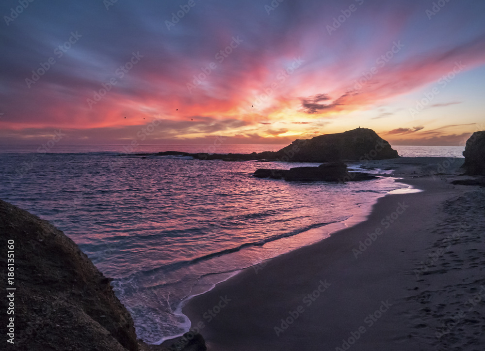 Obraz premium 4K Beautiful California Beach Sunset on the Shores with Rocks