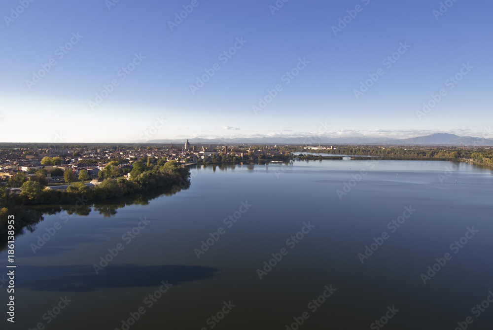 veduta di mantova dal lago inferiore con il drone dal lago