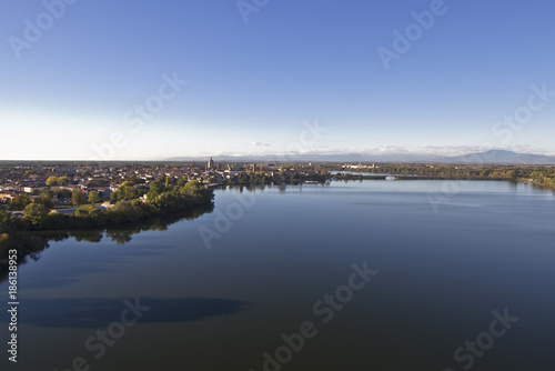 veduta di mantova dal lago inferiore con il drone dal lago