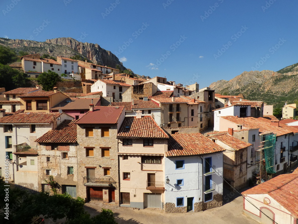 Pitarque. Pueblo de Teruel (Aragon,España). Está situado en la comarca del Maestrazgo, al pie de la montaña de Peñarrubia