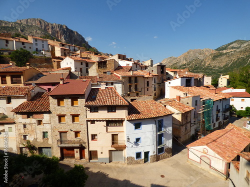 Pitarque. Pueblo de Teruel (Aragon,España). Está situado en la comarca del Maestrazgo, al pie de la montaña de Peñarrubia © VEOy.com