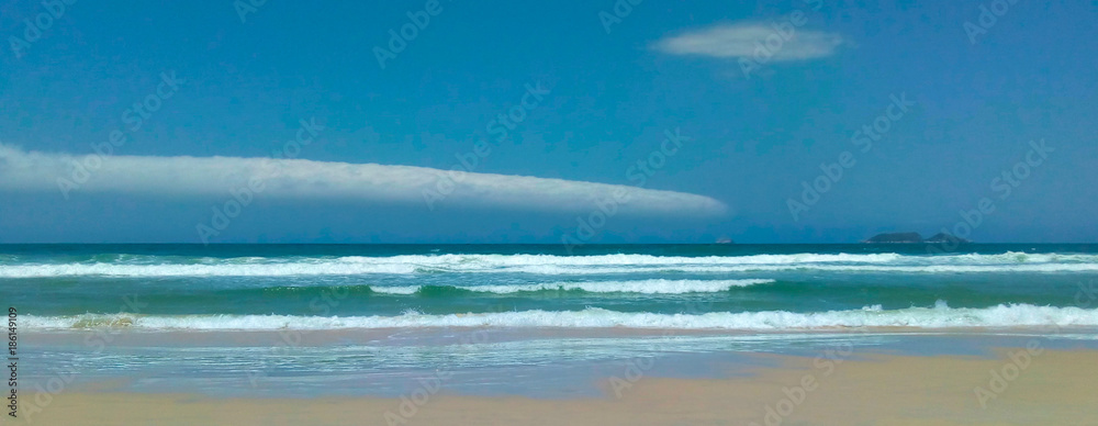 Panorâmica de praia de Florianópolis em dia ensolarado