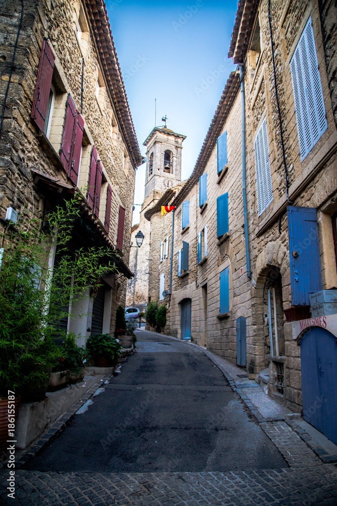 Une rue pavée de Chateauneuf du Pape en Provence