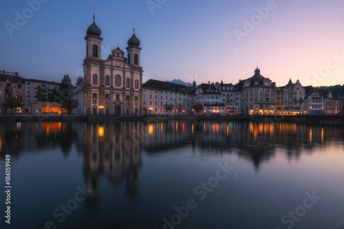 I magici riflessi del tramonto nella citt   di Lucerna in Svizzera