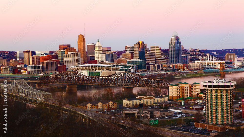 Fototapeta premium View of the Cincinnati, Ohio skyline at dusk