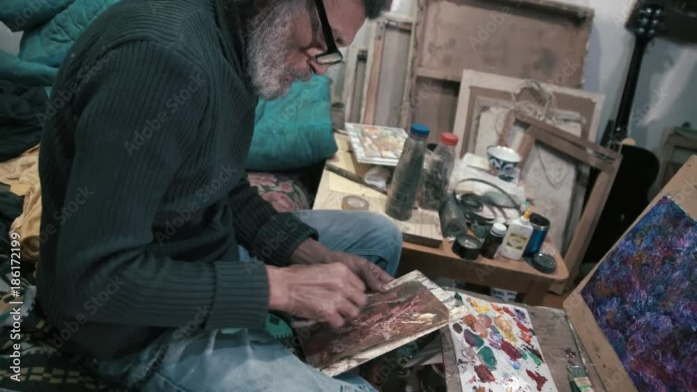 The white-haired man paints a picture in hand (4K) The white-haired man paints a picture in hand (4K)