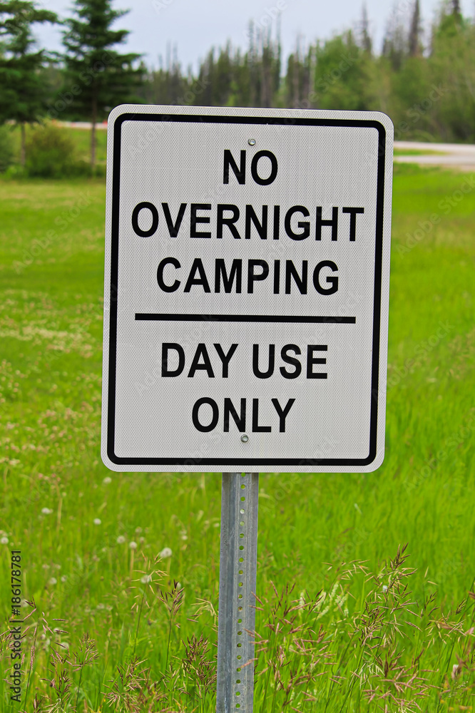 A no overnight camping, day use only sign