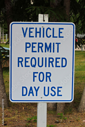 A vehicle permit required for day use sign