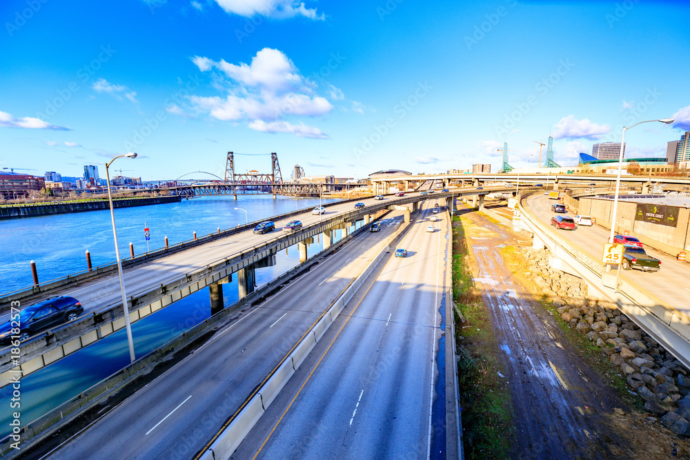 Fototapeta premium Express way of Portland with Willamette river and Steel Bridge, view from Burnside Bridge
