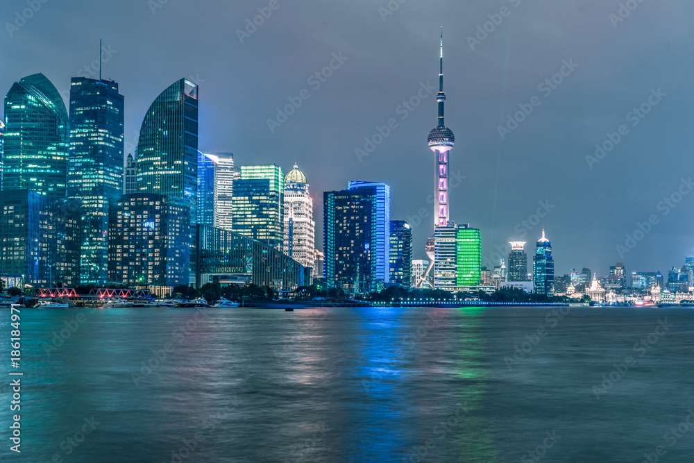 Obraz premium Shanghai skyline, Shanghai downtown district at night in China.