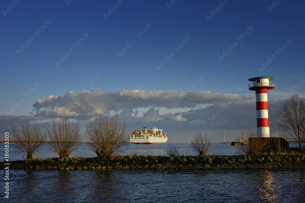 Obraz premium Elbe, Leuchtturm, Containerschiff