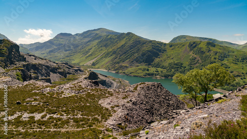 Fotografía View from Dinorwic Quarry, near Llanberis, Gwynedd, Wales, UK - with Llyn Peris,