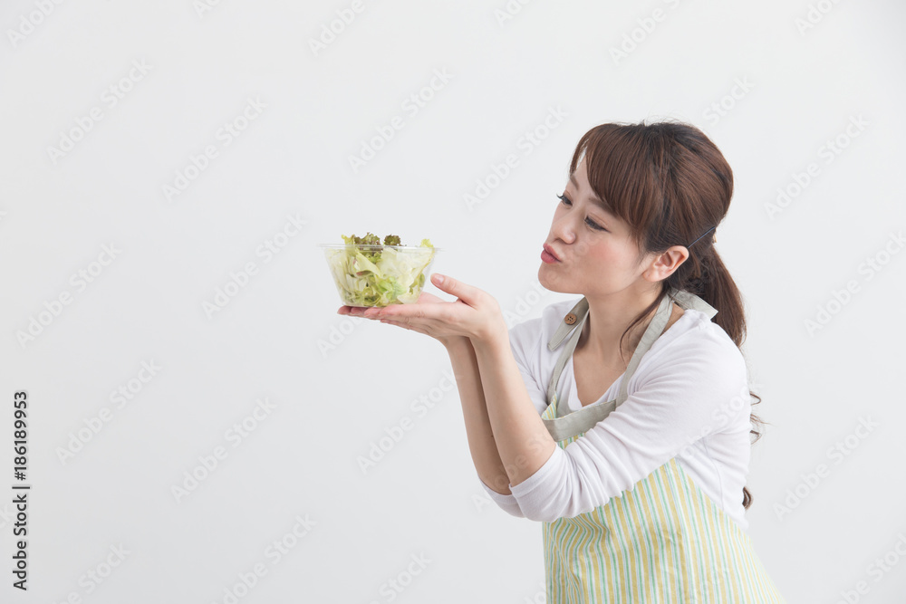 エプロン姿の女性・白バック エプロン姿の女性・白バック