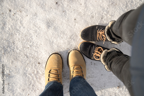 Füße eines jungen Paares im Winter