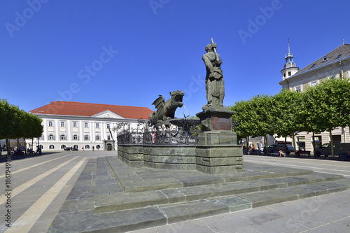 Obraz na plátne Klagenfurt mit Lindwurmbrunnen und Neuen Rathaus