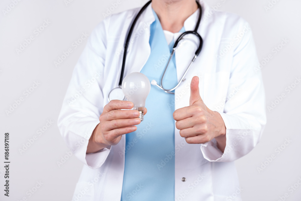 Arzt mit einer Lampe in der Hand Arzt mit einer Lampe in der Hand