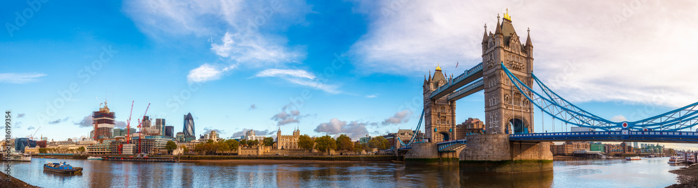 Naklejka premium Londyńska pejzaż miejski panorama z Rzecznym Thames wierza mostem i Tower of London w ranku świetle