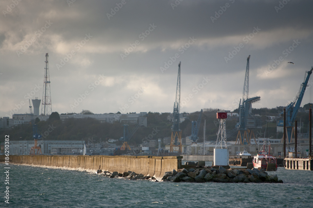 Le port militaire de Brest à marée haute