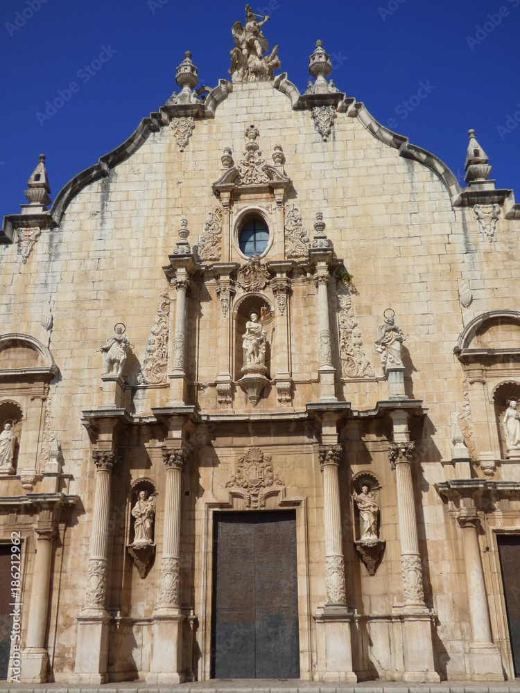 Iglesia de Alcalá de Chivert ​/ Xivert, pueblo de la provincia de Castellón, en la Comunidad Valenciana, España. Pertenece a la comarca del Bajo Maestrazgo