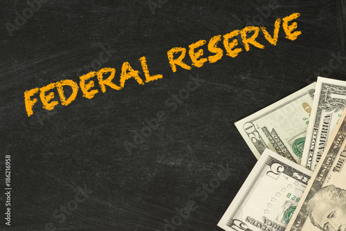 Viele Dollar Geldscheine und die amerikanische Zentralbank Federal Reserve FED