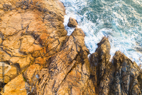 Konstfotografi aerial view of sea wave break on the coast rocks