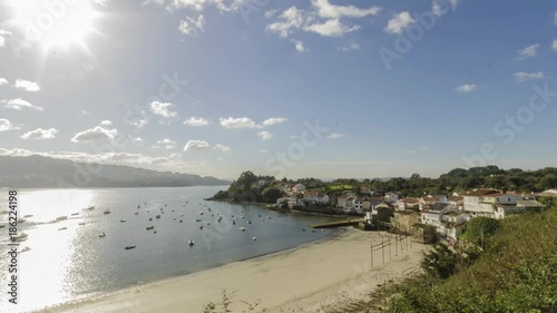 Time lapse de la playa, el pueblo y los barcos en la bahia