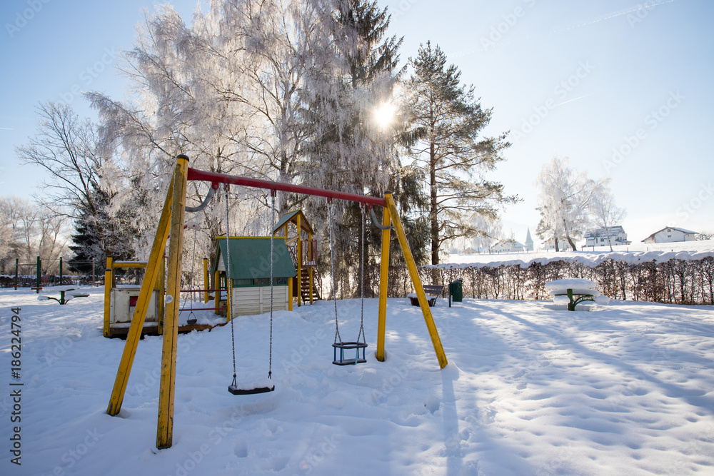 Verlassener Spielplatz im Winter Verlassener Spielplatz im Winter