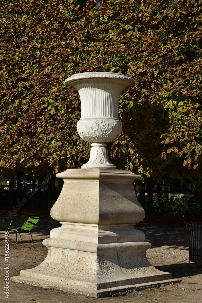 Grand vase du jardin des Tuileries à Paris, France Grand vase du jardin des Tuileries à Paris, France