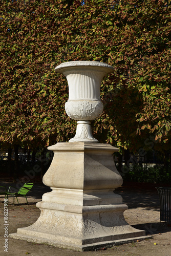 Grand vase du jardin des Tuileries à Paris, France