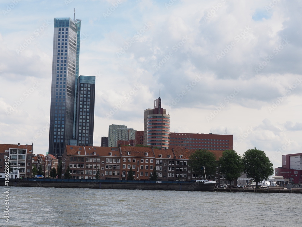 Rotterdam – Silhouetten und Stadtansichten der Hafenstadt in der niederländischen Provinz Südholland 

