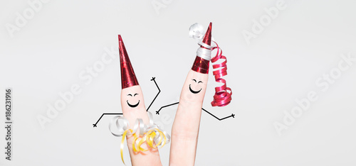 Zwei fröhliche Finger tanzen auf einer Party auf weißem Hintergrund