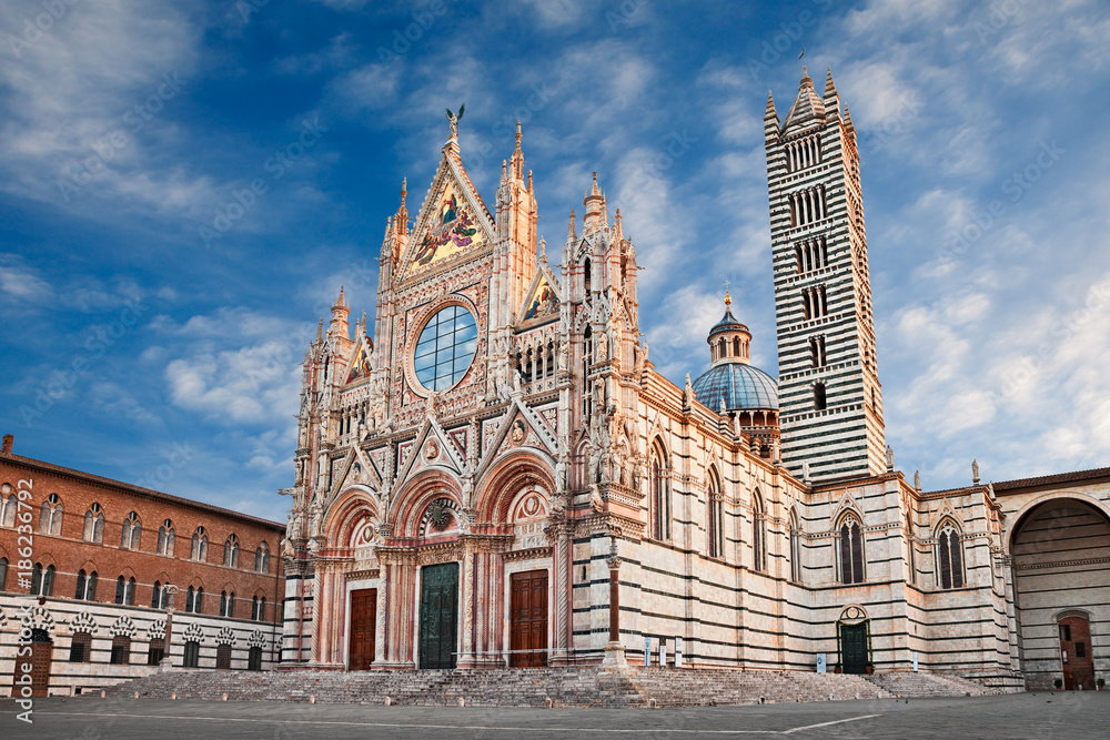 Fototapeta Siena, Toskania, Włochy: średniowieczna katedra o wschodzie słońca