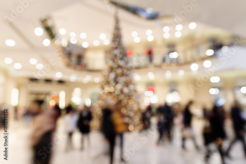 Weihnachtsgeschäft: Eilige Besucher in Einkaufsgalerie - Bokeh Hintergrund