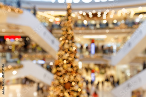 Weihnachtsgeschäft in mehrstöckiger Einkaufsgalerie - Abstrakte Unschärfe