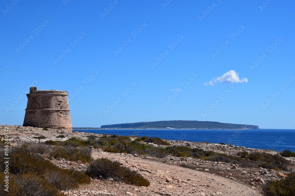 Torre des Garroveret/Torre des Cap de Barbaria auf Formentera mit Blick auf La Mola