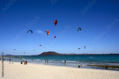 Strand Szene mit Kite Surfern.
