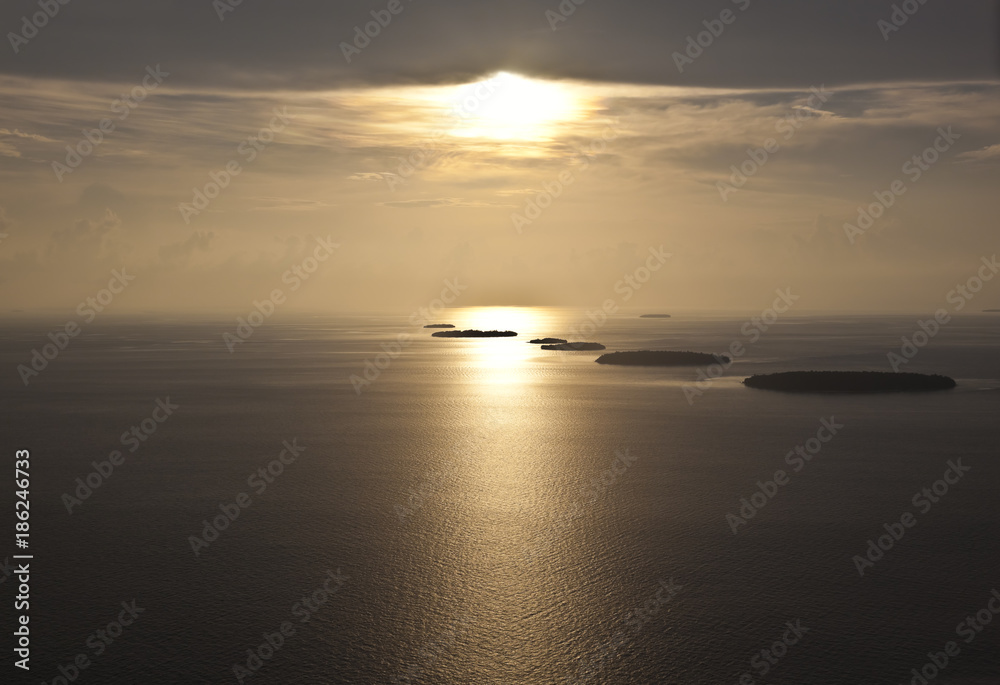 Obraz premium Sonnenuntergang im Wasserflugzeug über den Malediven