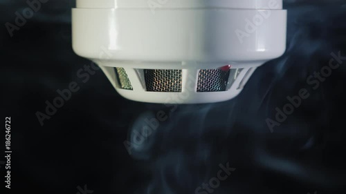 The smoke detector is triggered by a trickle of dum, the red indicator lights up photo