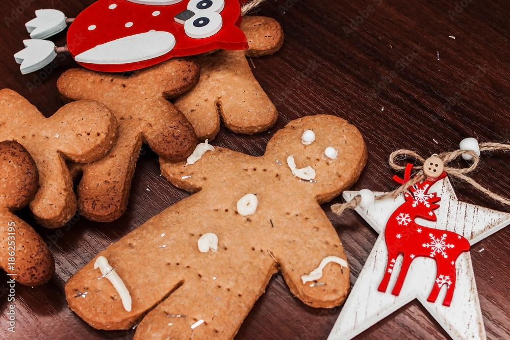 Fototapeta premium Biscuit boy with bright ornaments for Christmas.