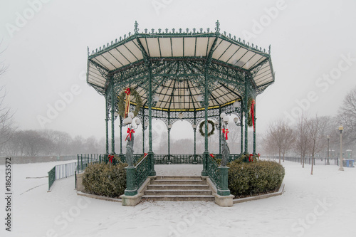 Obraz na płótnie Gazebo in the Snow w salonie