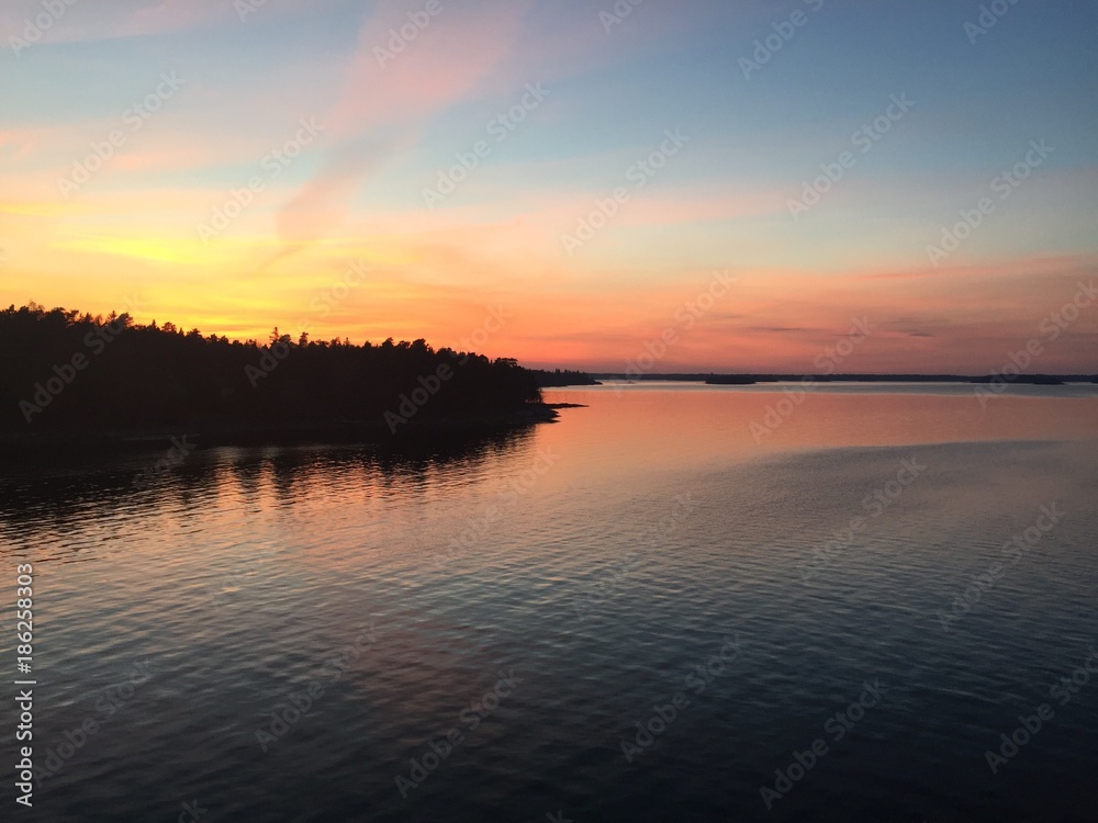 Naklejka premium Sunset over water