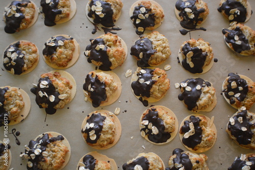 Haferflocken Krapferl mit Schokoguß - Weihnachtskekse am Blech, 