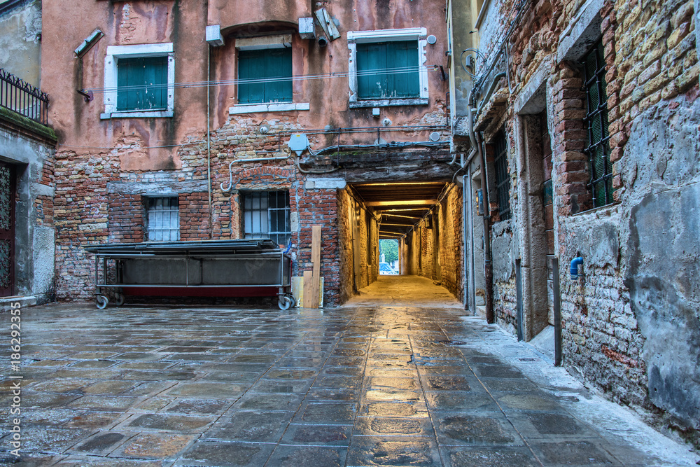 Hinterhof im Ghetto von Venedig Stock Photo | Adobe Stock