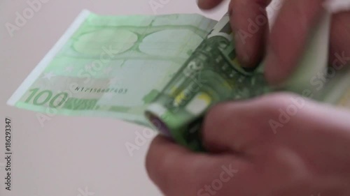 Mann zählt Geld, große Euroscheine, Full HD Video 1080 Nahaufnahme, sehr schnell