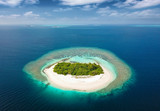 Unbewohnte, tropische Insel mit Korallenriff und Sandstrand auf den Malediven