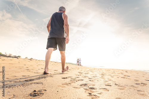 camminando lungo sentiero di sabbia photo