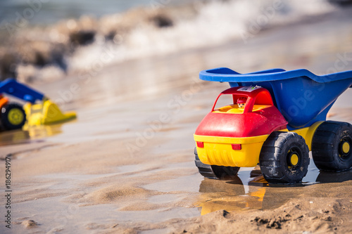 giocattoli su spiaggia photo